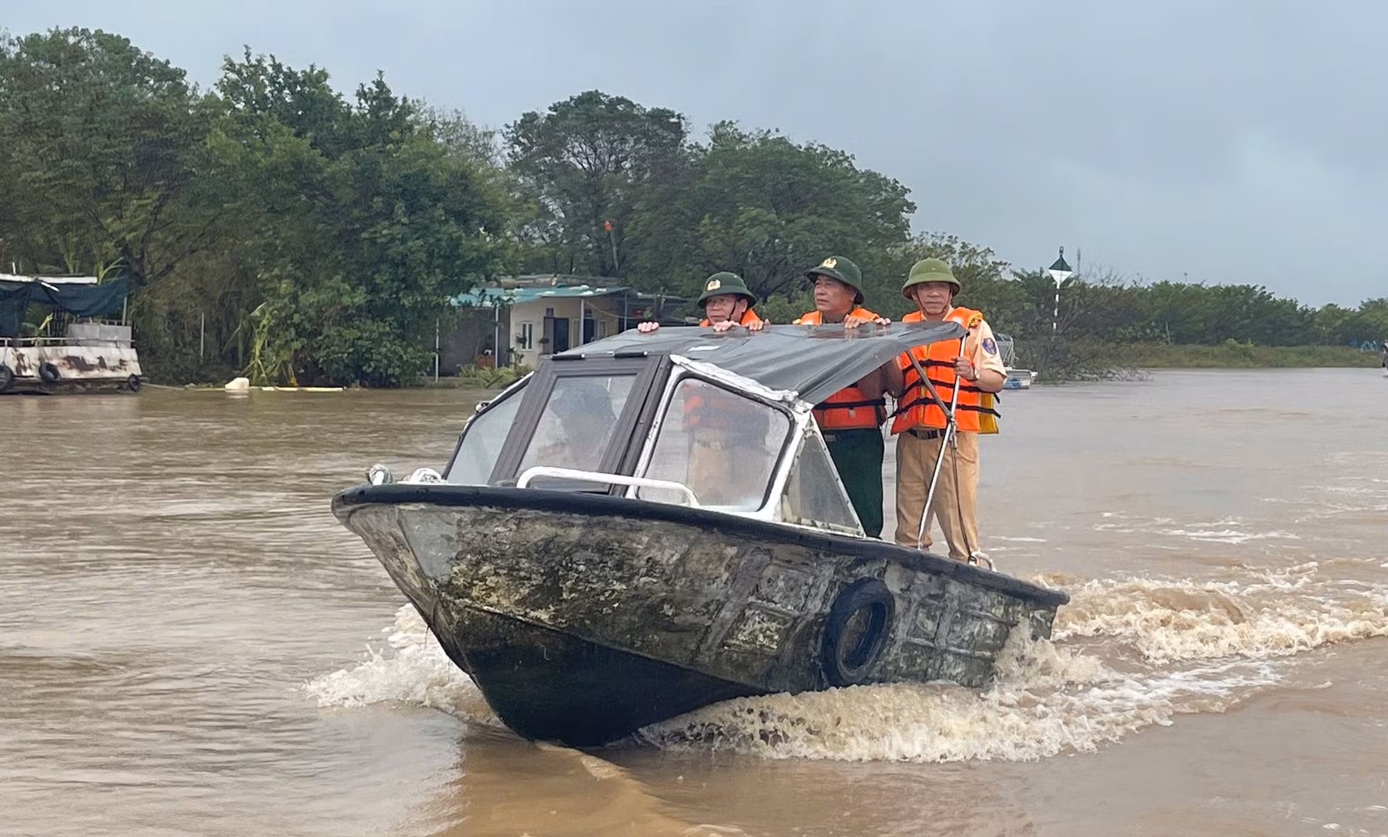 Công an Thái Bình phân luồng giao thông trên các sông, cầu qua sông -0