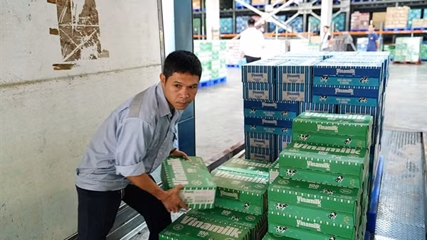 Vinamilk hồ trợ gần 3 tỷ đồng sản phẩm dinh dưỡng thiết yếu cho người dân vùng bão lũ