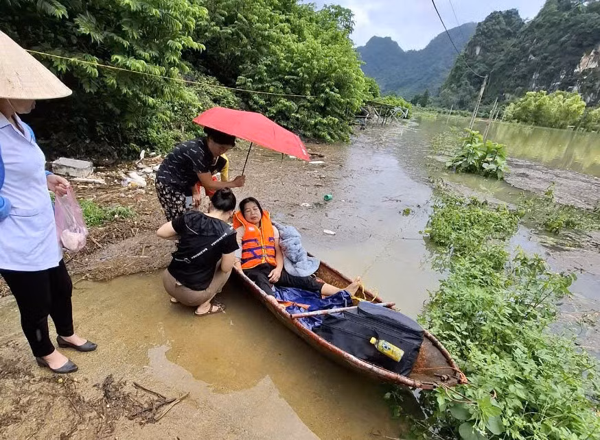 Công an Lạng Sơn kề vai sát cánh cùng người dân vượt qua cơn bão số 3 -0