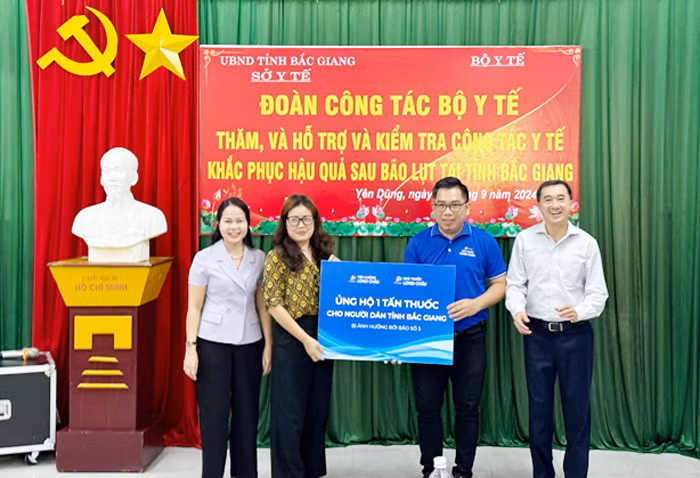 FPT Long Châu điều động nhanh 10 tấn thuốc, phối hợp với các đơn vị hỗ trợ người dân vùng bão lũ -0