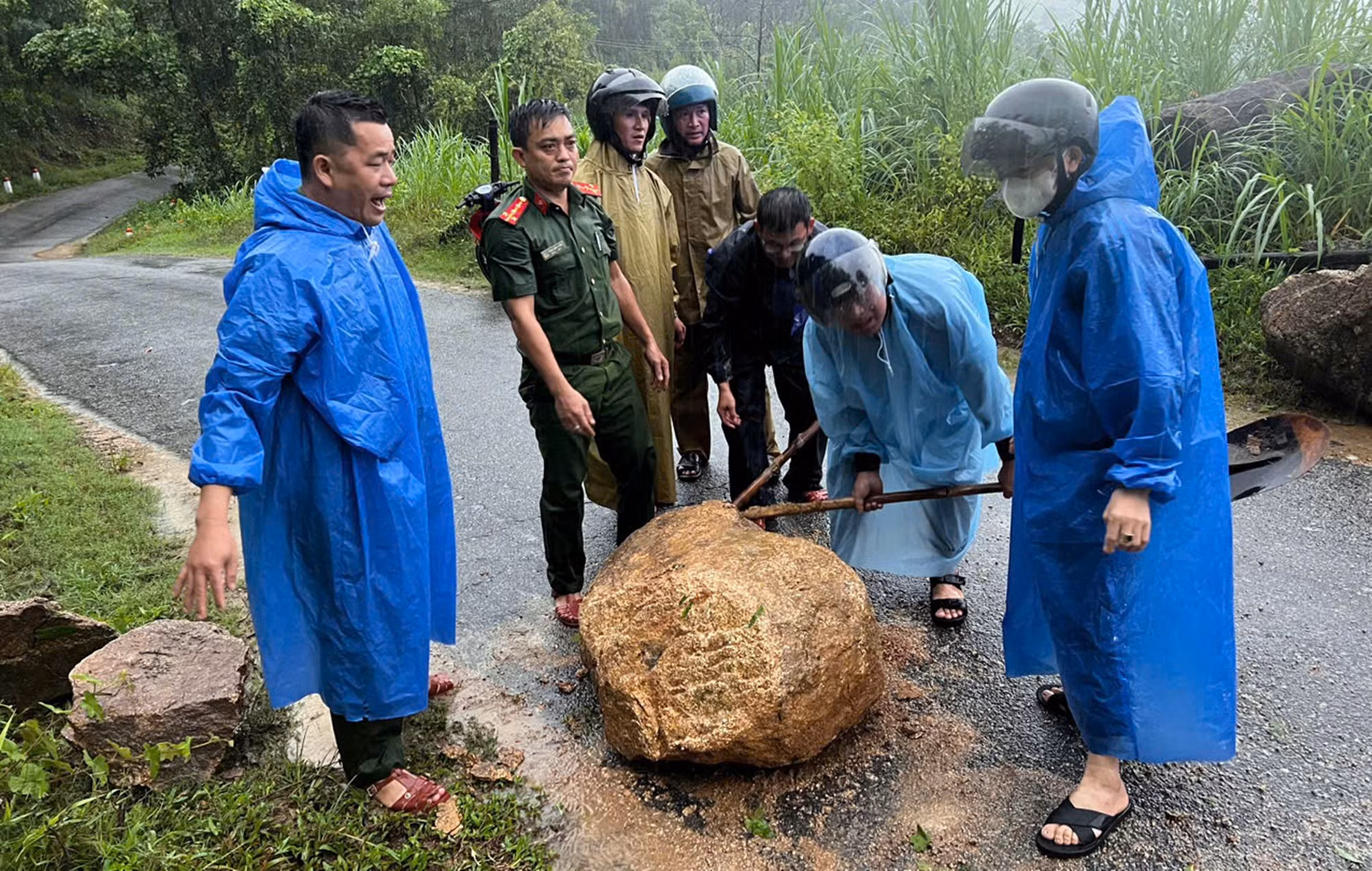 Công an xã bám địa bàn hỗ trợ người dân ứng phó mưa lũ, sạt lở đất -0