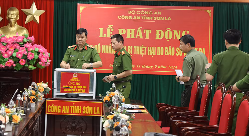 Công an các đơn vị, địa phương ủng hộ người dân vùng lũ -0