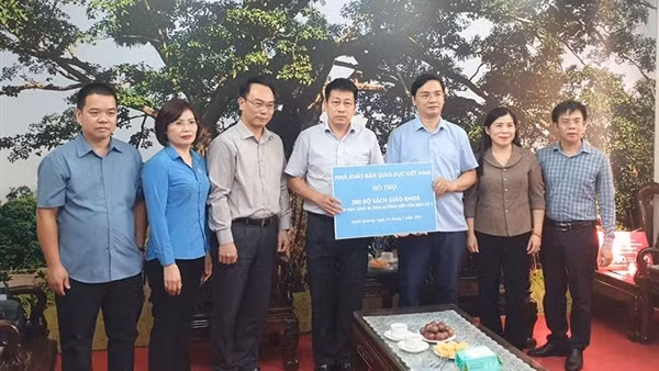 Nhà xuất bản Giáo dục Việt Nam sẽ dồn toàn lực để cung ứng SGK cho&nbsp;học sinh vùng lũ