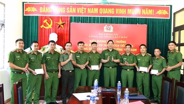 Khen thưởng Công an xã bắt hai đối tượng, thu 6 bánh ma túy