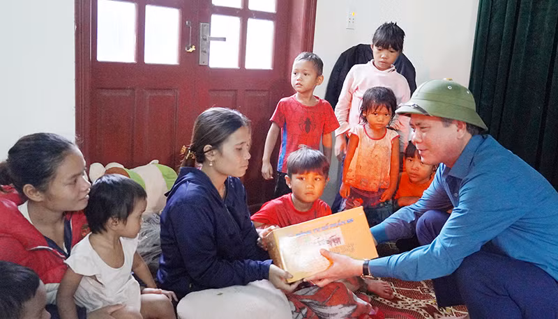 Di dời người dân khỏi vùng nguy hiểm trước khi bão số 4 đổ bộ vào đất liền -0