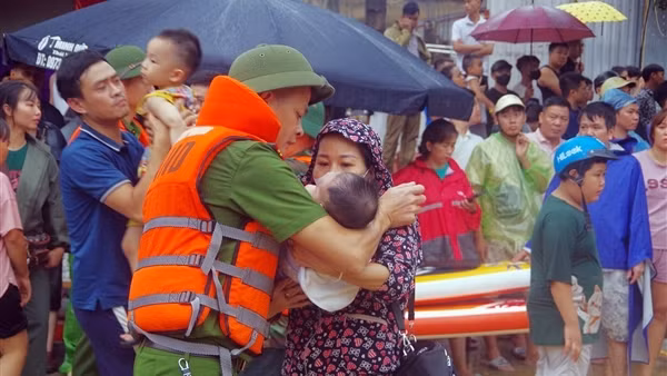Công an Thái Nguyên hỗ trợ di dời hơn 10.000 người dân vùng lũ: Sâu nặng nghĩa tình trong gian khó