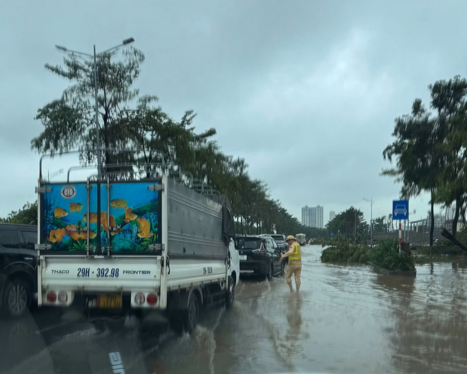 Hà Nội: Sáng 16/9, nhiều tuyến phố lại ngập sâu sau trận mưa lớn trong đêm -0