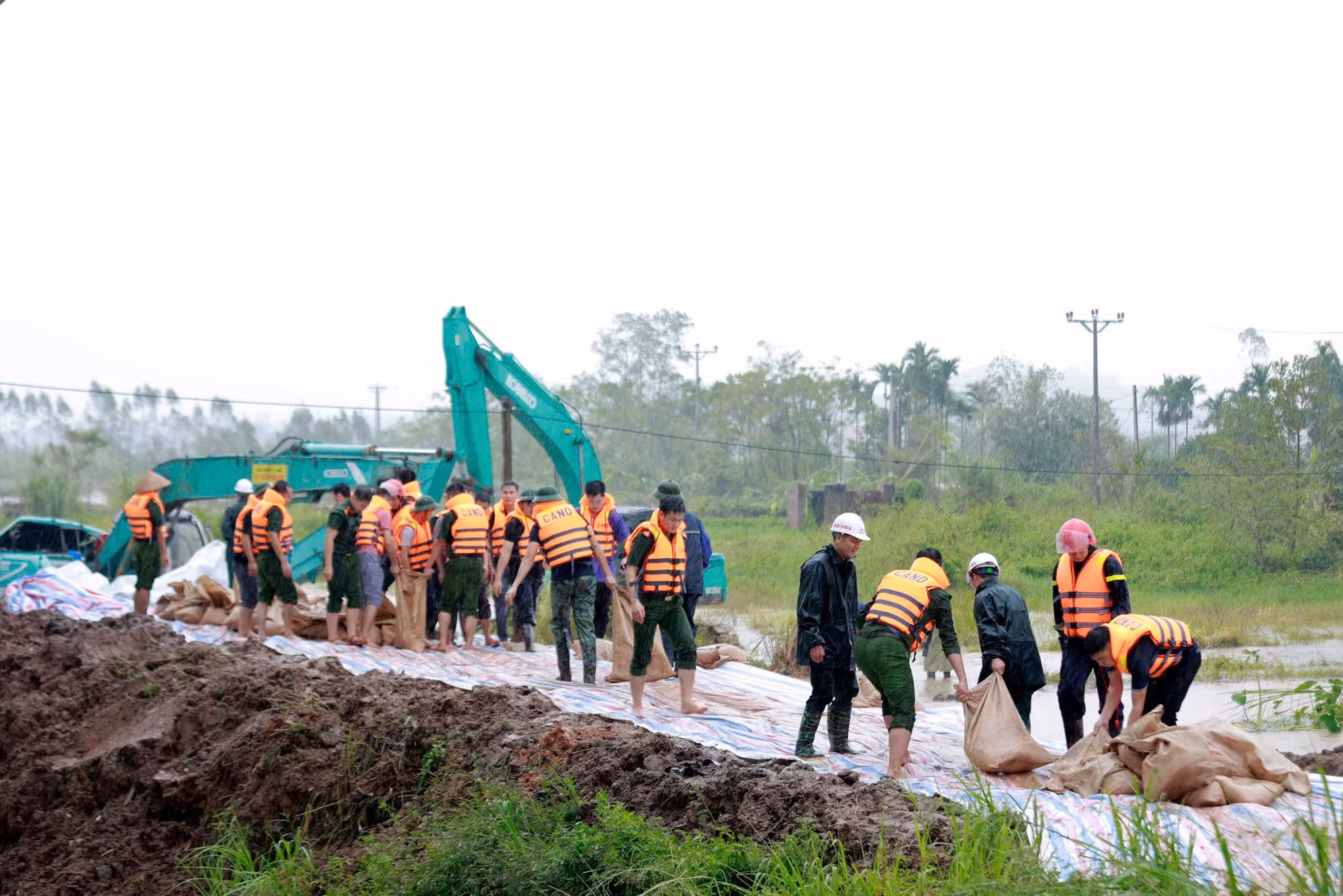 Công an thị xã Đông Triều huy động lực lượng đắp đê, ngăn lũ xuyên đêm -0