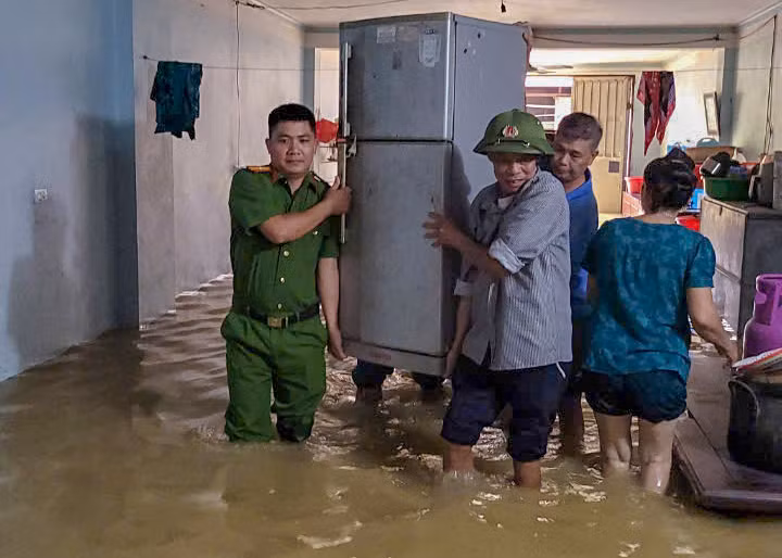 Công an Bắc Giang tiếp tục di dân các huyện vỡ đê bối đến nơi an toàn -2
