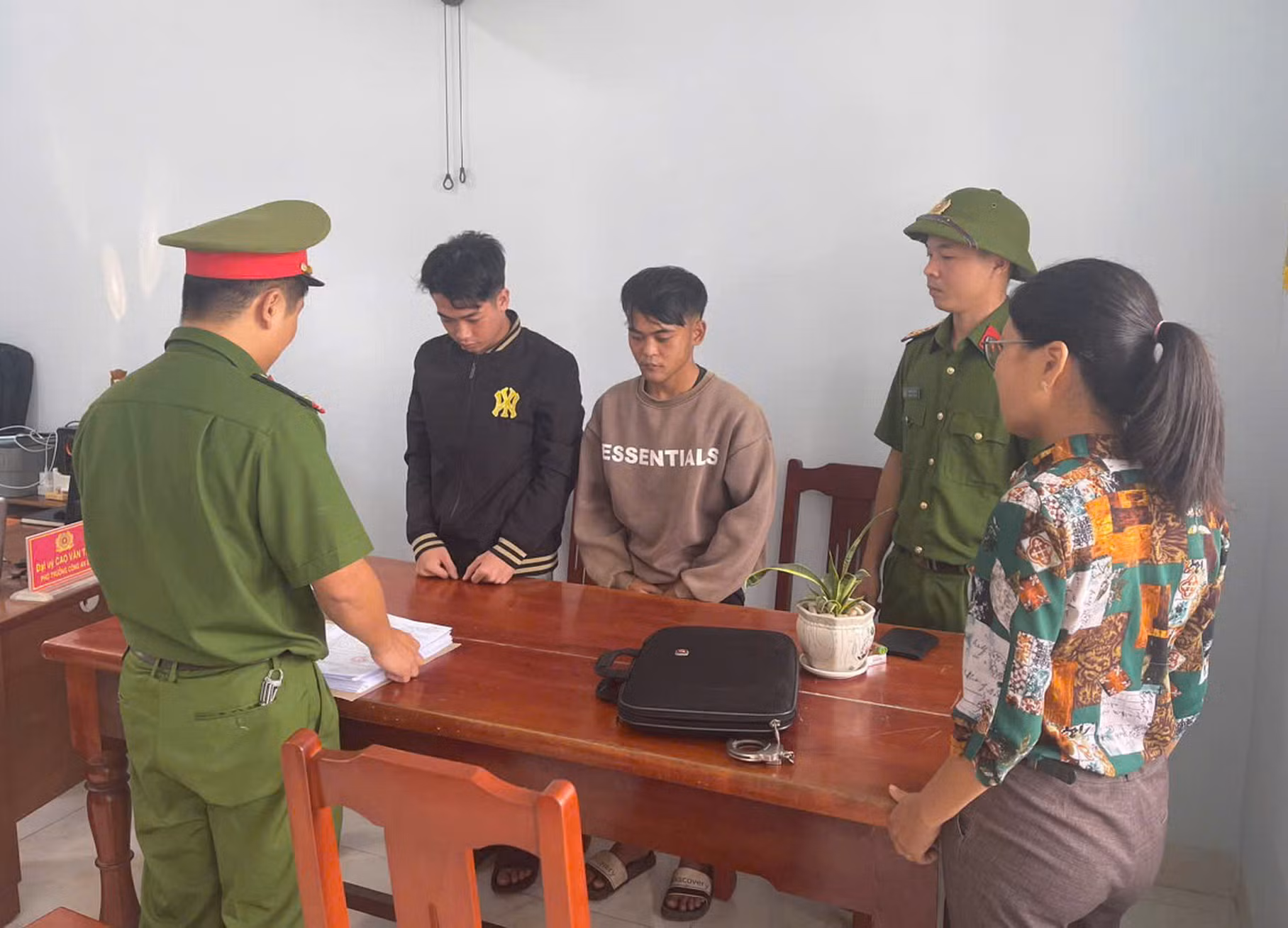  Lộ nhóm “yêu râu xanh” từ clip do chính kẻ hiếp dâm quay lại -0