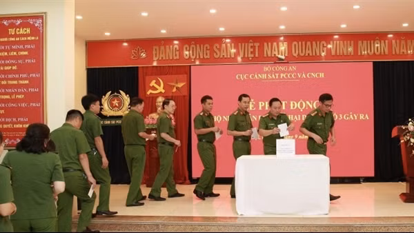 Công an các đơn vị, địa phương quyên góp, ủng hộ người dân bị thiệt hại bởi bão, lũ