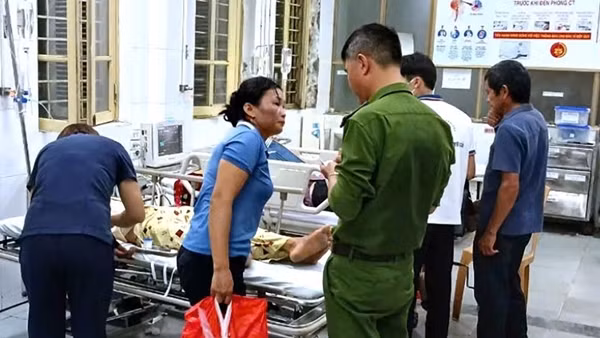 Công an xã đưa&nbsp;người dân đi&nbsp;cấp cứu trong vùng lũ lụt