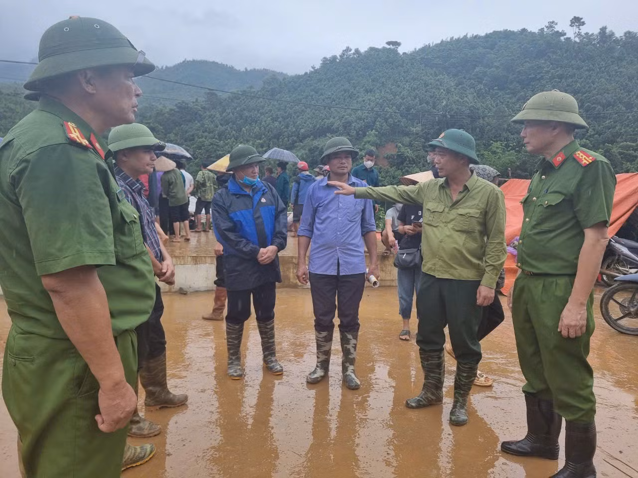 Lật từng tảng đá, bụi cây tìm kiếm 70 nạn nhân bị mất tích trong trận lũ quét kinh hoàng Làng Nủ -0