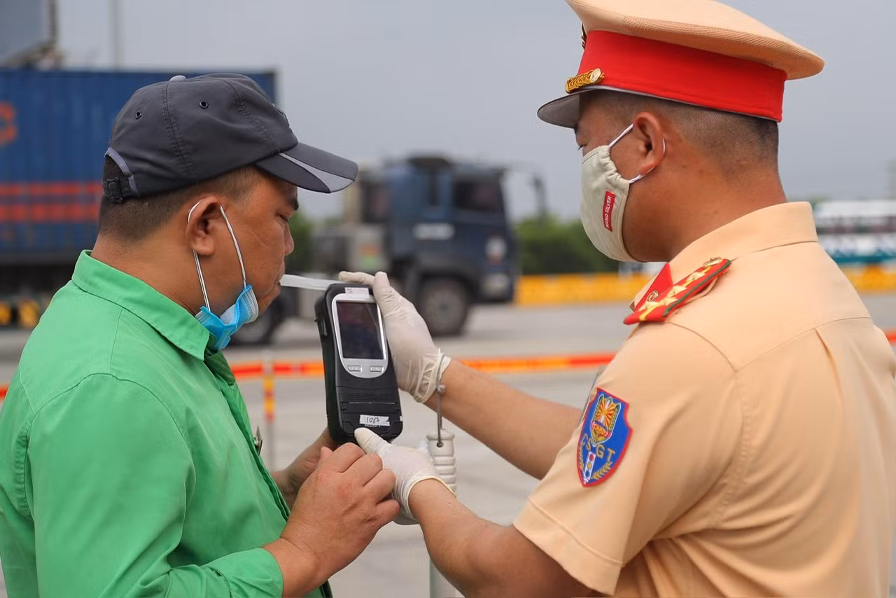 Thủ tướng ra Chỉ thị yêu cầu xử lý cán bộ, công chức, viên chức và lực lượng vũ trang vi phạm nồng độ cồn -0