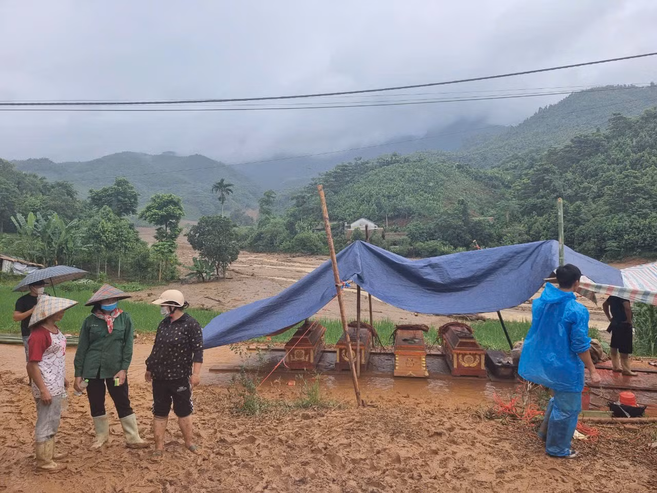 Tập trung hỗ trợ thân nhân các gia đình nạn nhân tử vong trong trận lũ quét kinh hoàng ở Làng Nủ, Lào Cai -0