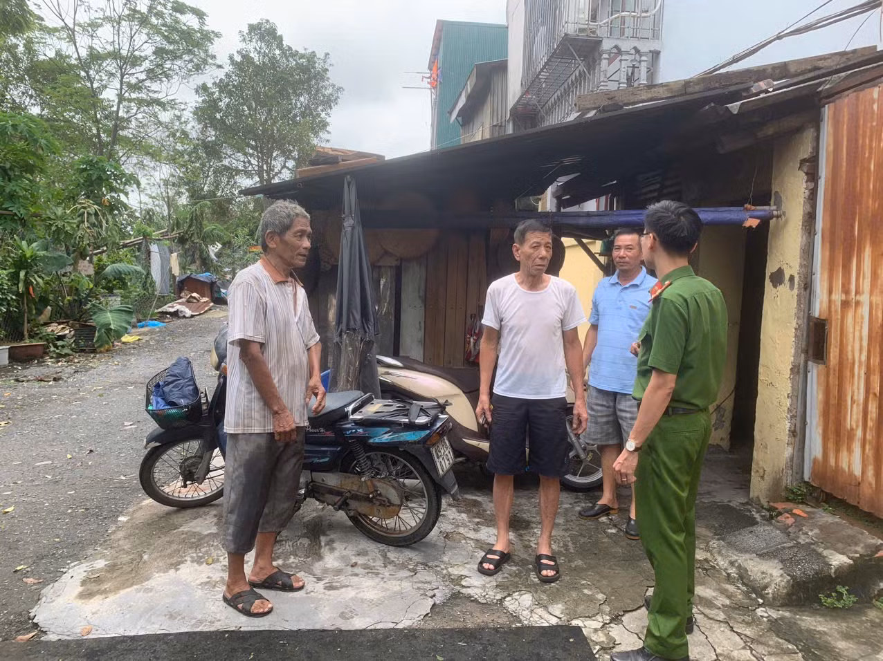 Công an quận Hoàn Kiếm vận động, giúp dân sơ tán khỏi khu vực nguy hiểm do mưa lũ trên sông Hồng -0