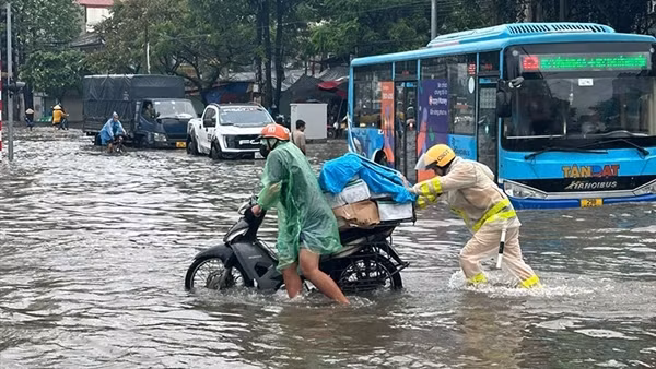 Hà Nội vẫn còn nhiều tuyến đường bị ngập sau bão