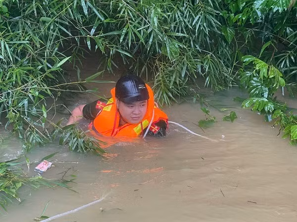các chiến sĩ công an không quản gian khó, giúp dân.jpg -0