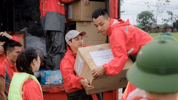 Viettel hỗ trợ người dân bị ảnh hưởng bởi bão lũ 100 tỷ đồng