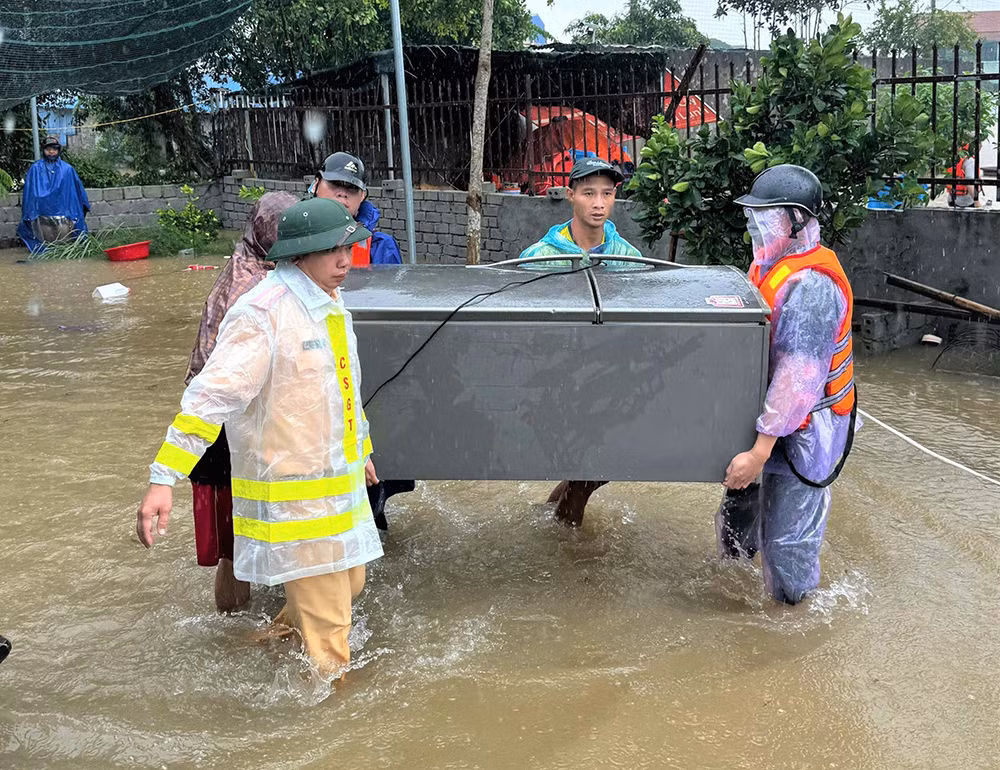 Nam Định: Cứu gia đình 3 người trên bè cá đang trôi dạt trên sông Hồng -0
