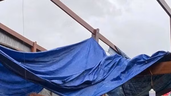 Khắc phụ sự cố mưa dông làm tốc mái nhà dân ở Long An