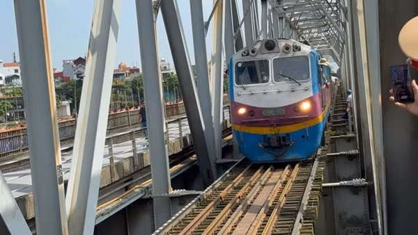 Đường sắt đang thử tải trên cầu Đuống, cầu Long Biên để chuẩn bị lưu thông trở lại