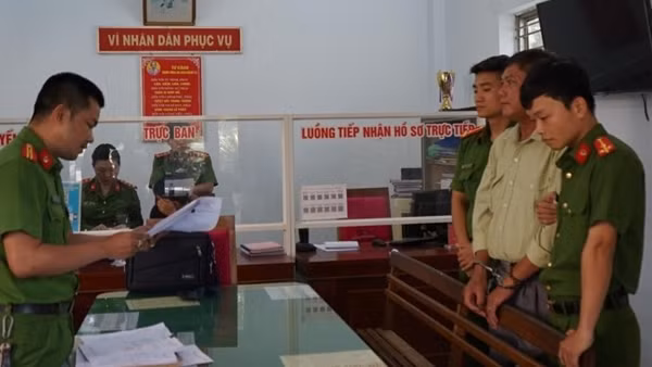 Bắt con trai “xâm phạm trái phép chỗ ở” của mẹ già