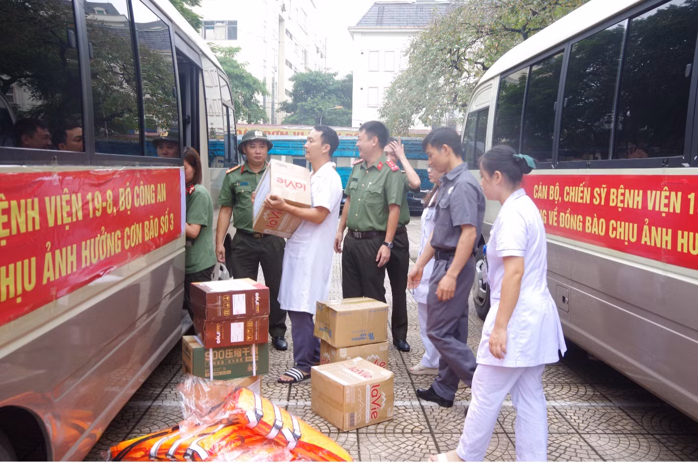 Y tế CAND hỗ trợ người dân phòng chống dịch bệnh sau lũ -0