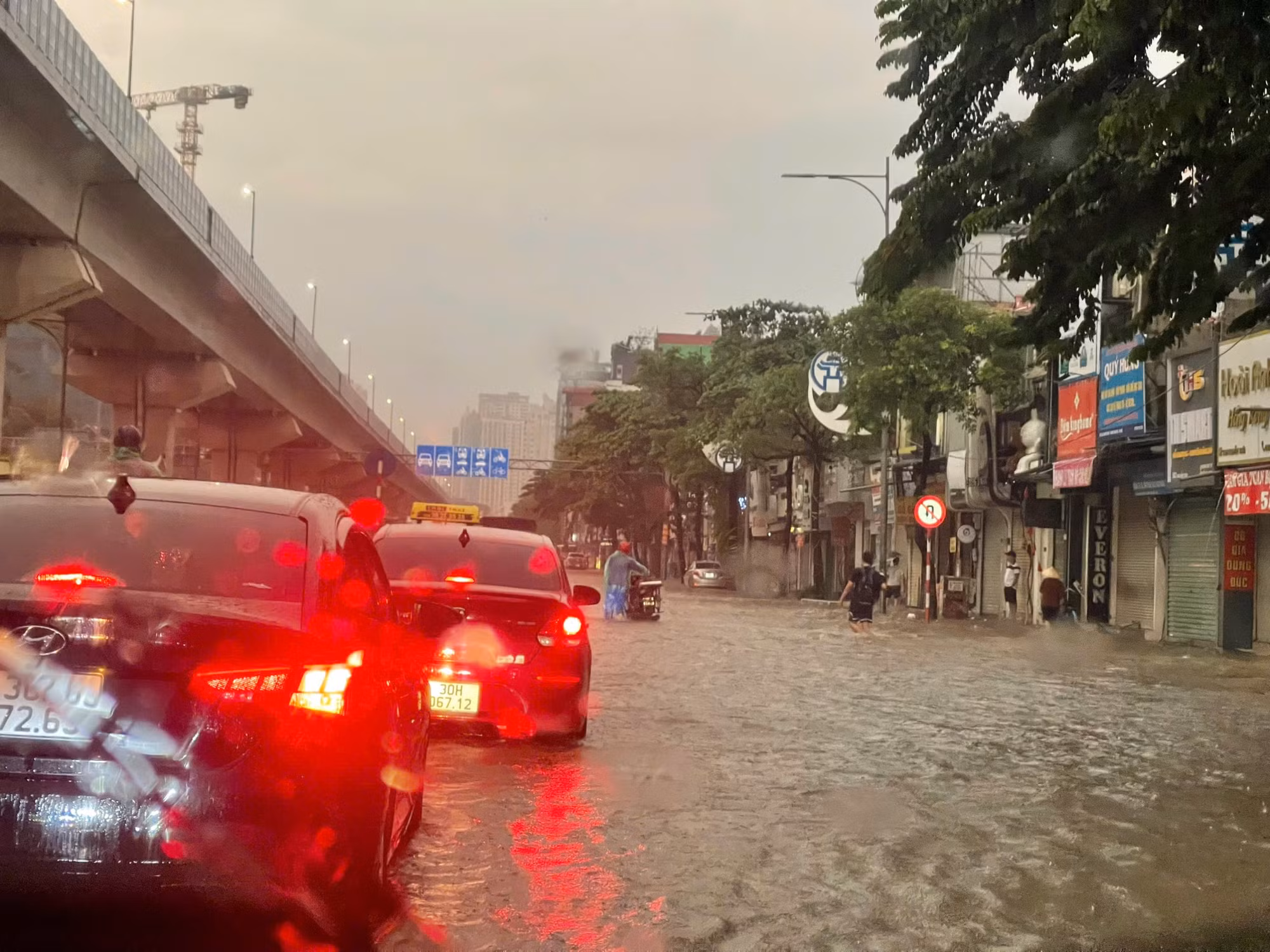 Hà Nội: Sáng 16/9, nhiều tuyến phố lại ngập sâu sau trận mưa lớn trong đêm -0