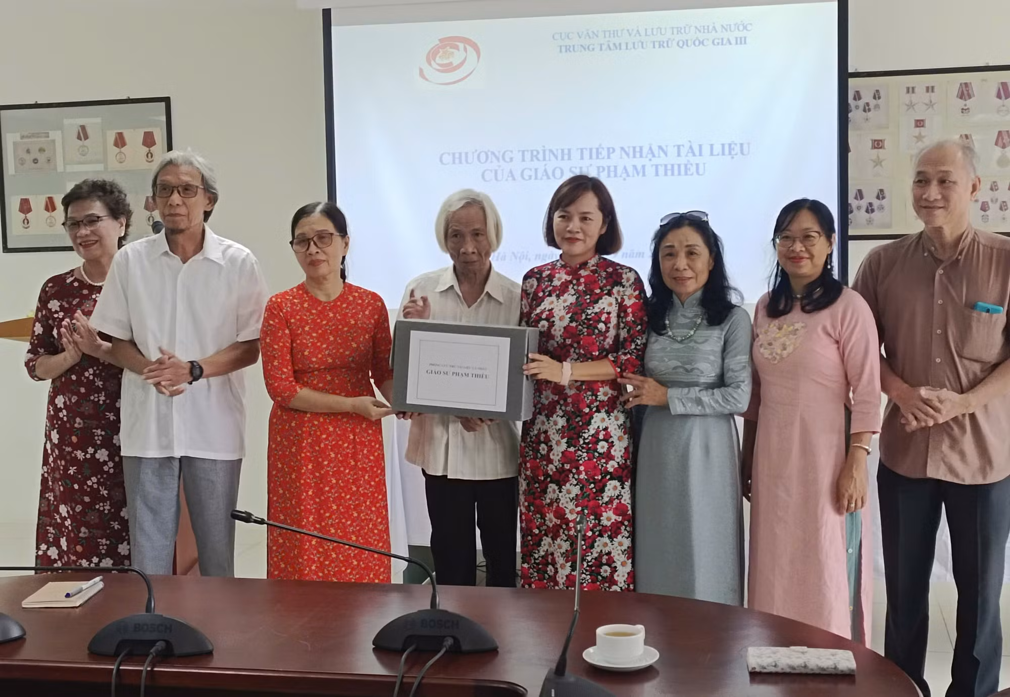 Tiếp nhận khối tài liệu quý của nhà trí thức, chính trị, ngoại giao – Giáo sư Phạm Thiều -0
