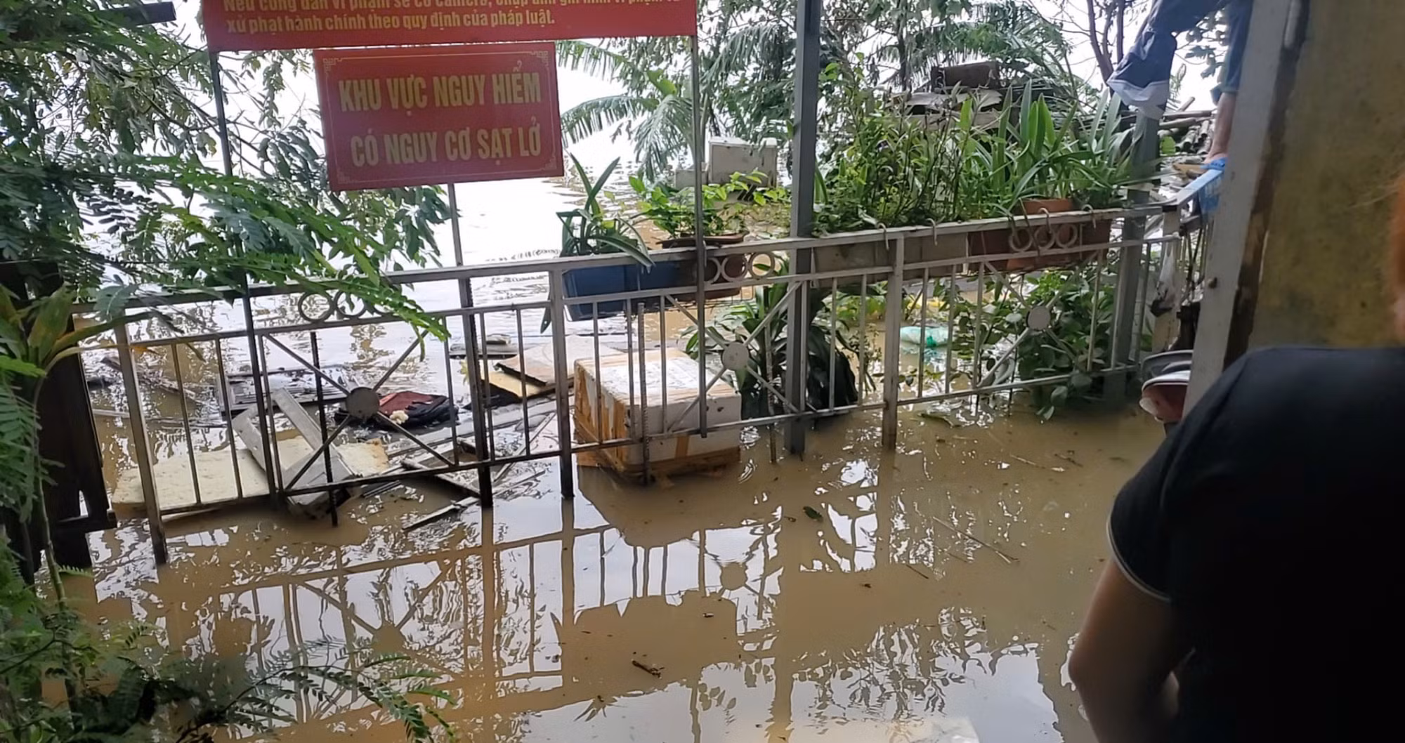 Công an quận Hoàn Kiếm vận động, giúp dân sơ tán khỏi khu vực nguy hiểm do mưa lũ trên sông Hồng -0