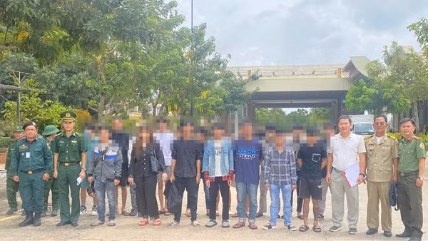 Tiếp nhận 18 công dân bị lừa “việc nhẹ, lương cao” giải cứu ở Campuchia