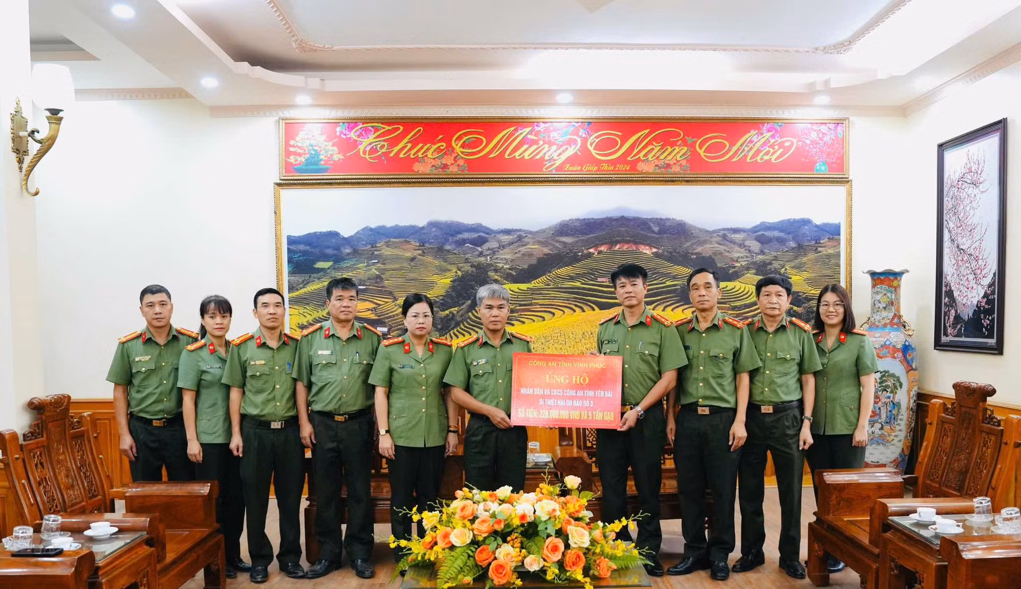 Công an các đơn vị, địa phương tiếp tục hỗ trợ người dân vùng lũ -0