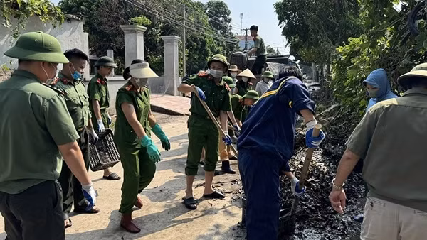 Công an Hưng Yên hỗ trợ nhân dân dọn dẹp sau mưa bão