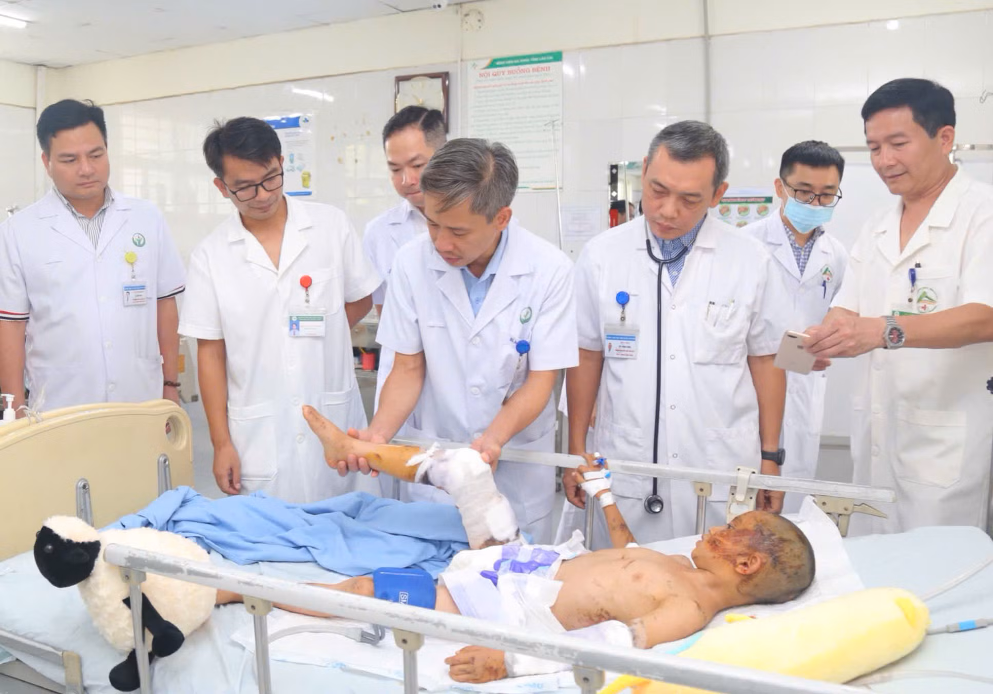 Các chuyên gia đầu ngành Y thăm khám và trao 1 tỷ đồng cho 3 bệnh viện ở Lào Cai