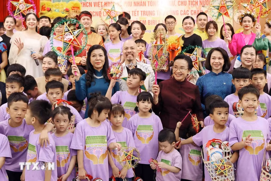 Hai Phu nhân Tổng Bí thư, Chủ tịch nước Việt Nam và Lào thăm làng trẻ em -5