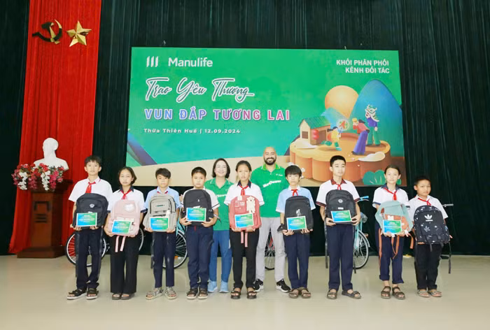 Manulife trao học bổng cho học sinh hiếu học mùa Khai trường 2024 -0