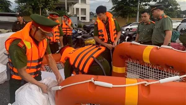 Đoàn Thanh niên, Hội Phụ nữ, Công Đoàn CAND tặng quà hỗ trợ nhân dân các tỉnh Tuyên Quang, Yên Bái, Cao Bằng