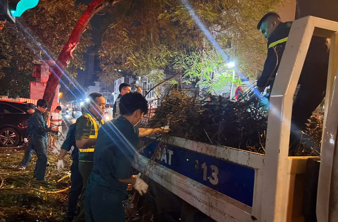 Tuổi trẻ CAND tiếp tục ra quân tổng dọn dẹp đường phố Hà Nội hậu bão số 3 -1
