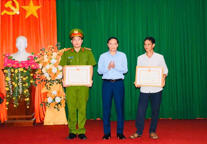 Tặng bằng khen cho 2 cá nhân có thành tích xuất sắc trong công tác cứu nạn trên địa bàn xã Yên Thuận -0