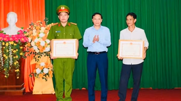 Tặng bằng khen cho 2 cá nhân trong công tác cứu nạn trên địa bàn xã Yên Thuận