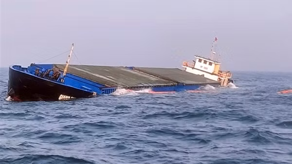 Sóng lớn đánh chìm tàu hàng, 8 thuyền viên lên bè cứu sinh an toàn