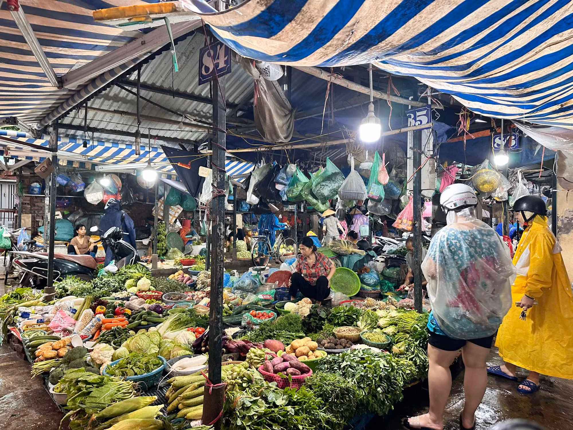 Không thiếu lương thực, thực phẩm nhưng cung ứng khó khăn do giao thông bị chia cắt -0