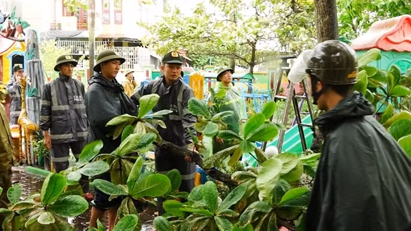 Công an Quảng Bình hỗ trợ người dân ứng phó với bão số 4