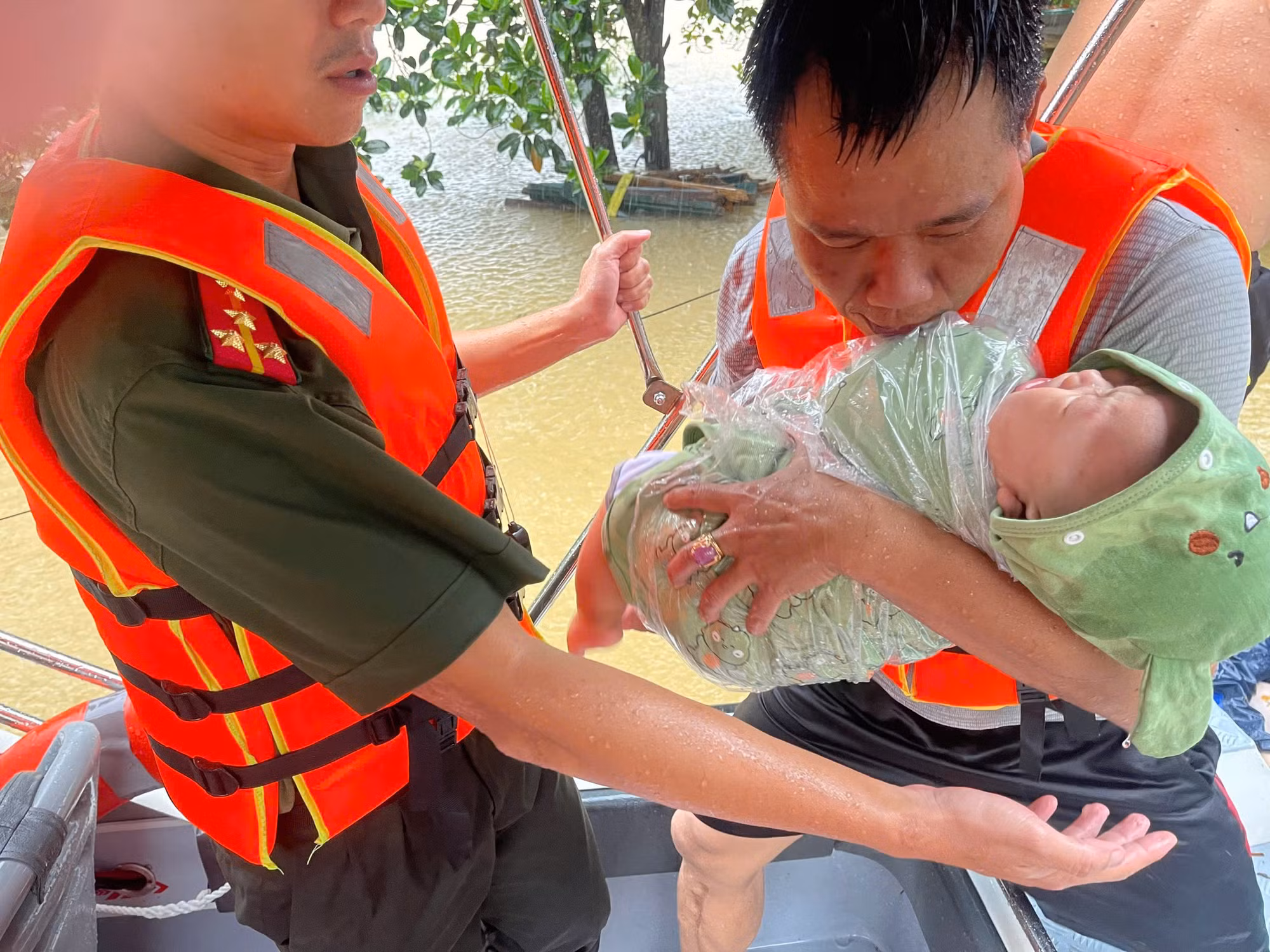 Giám đốc Công an tỉnh Tuyên Quang ngồi xuồng máy trực tiếp đi kiểm tra công tác phòng chống bão -0