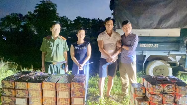 Hai đối tượng vận chuyển thuốc nổ và pháo trên xe bán tải