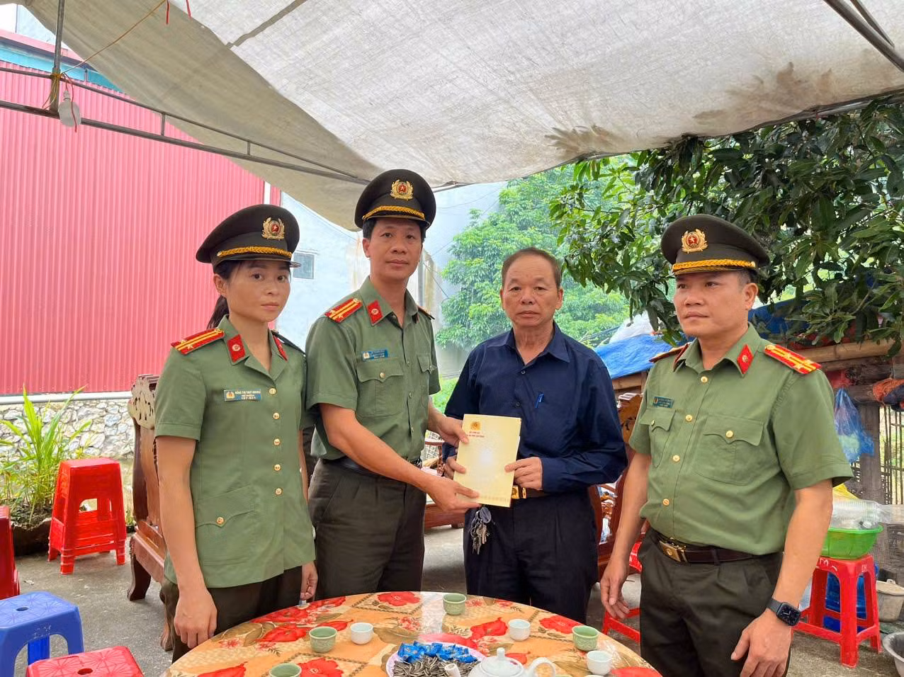 Thăm viếng, tặng quà động viên 2 gia đình cán bộ Công an thiệt mạng -0