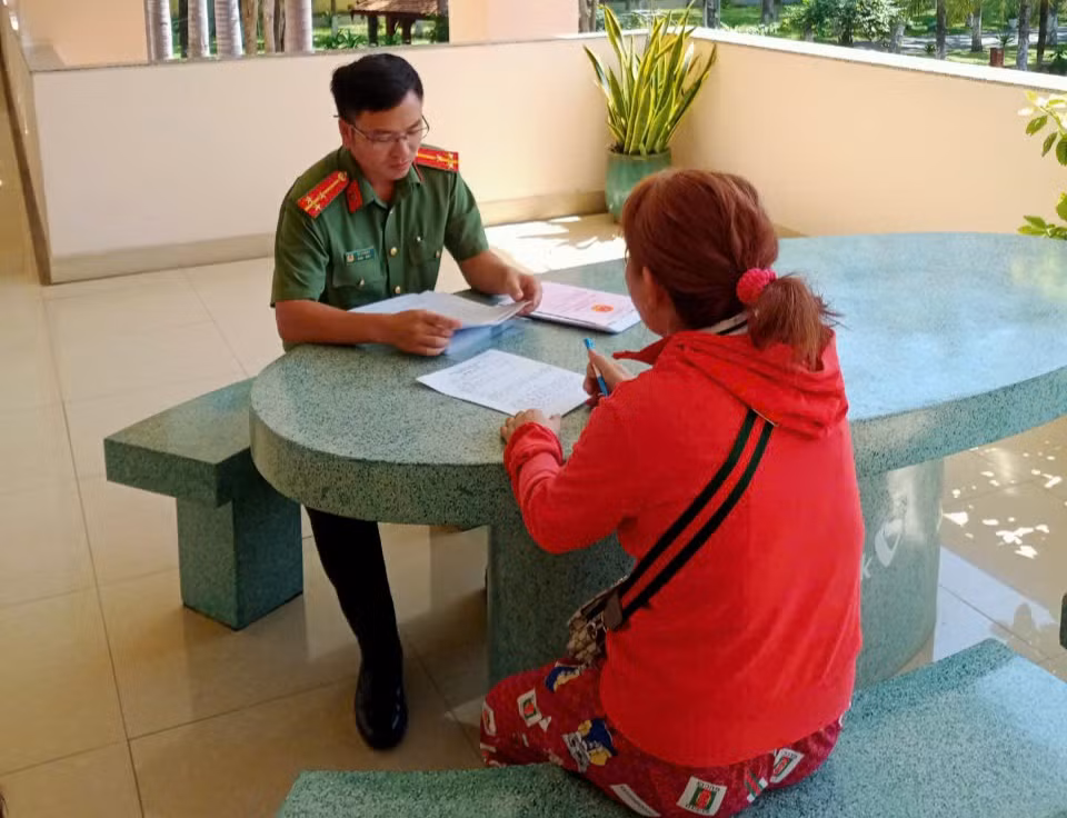 Cán bộ Công an làm việc với bà H.