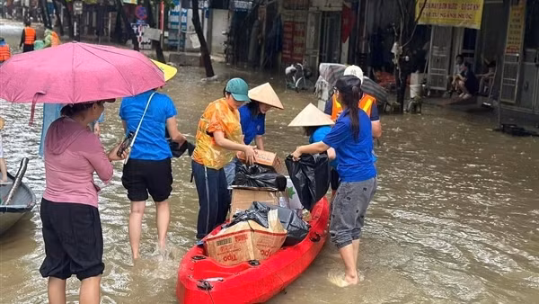 Hỗ trợ thực phẩm cho bà con vùng lũ lụt, cần lưu ý gì để đảm bảo an toàn?