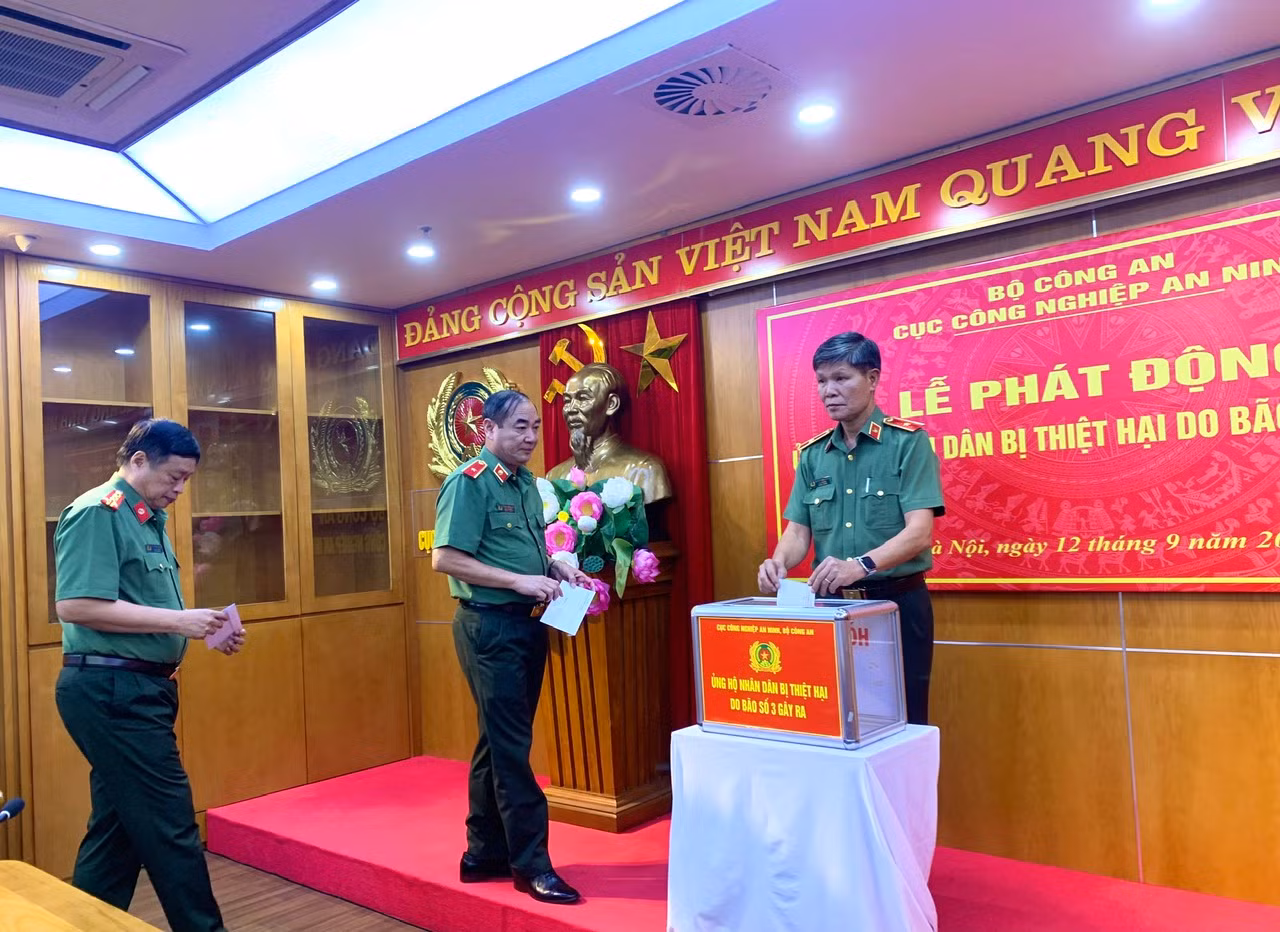 Công an các đơn vị, địa phương quyên góp, ủng hộ người dân bị thiệt hại bởi bão, lũ -0